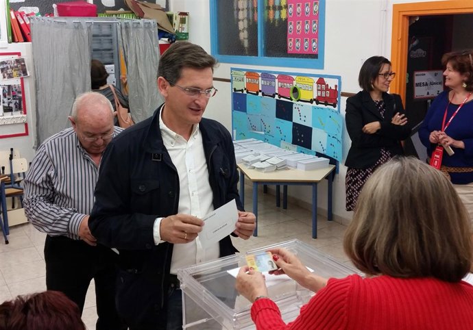José Luis Sánchez Teruel ejerce su derecho al voto