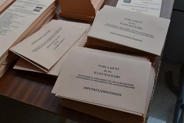 Sobre y papeletas para las elecciones al Parlament balear
