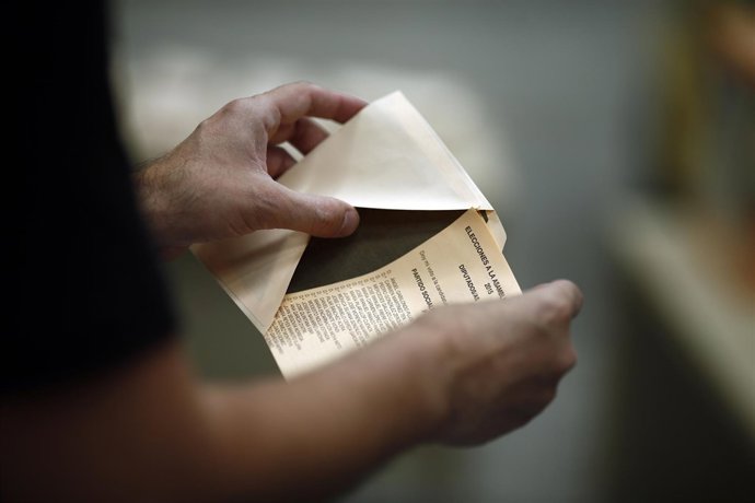 Elecciones municipales y autonómicas, comicios, votar, voto, papeletas, urnas