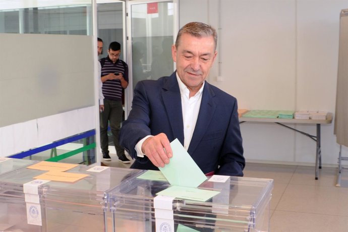 El presidente de Canarias, Paulino Rivero, depositando su voto