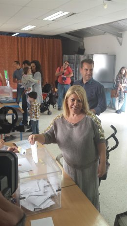 La alcaldable del PSOE de Jerez, Mamen Sánchez, ejerciendo su derecho al voto