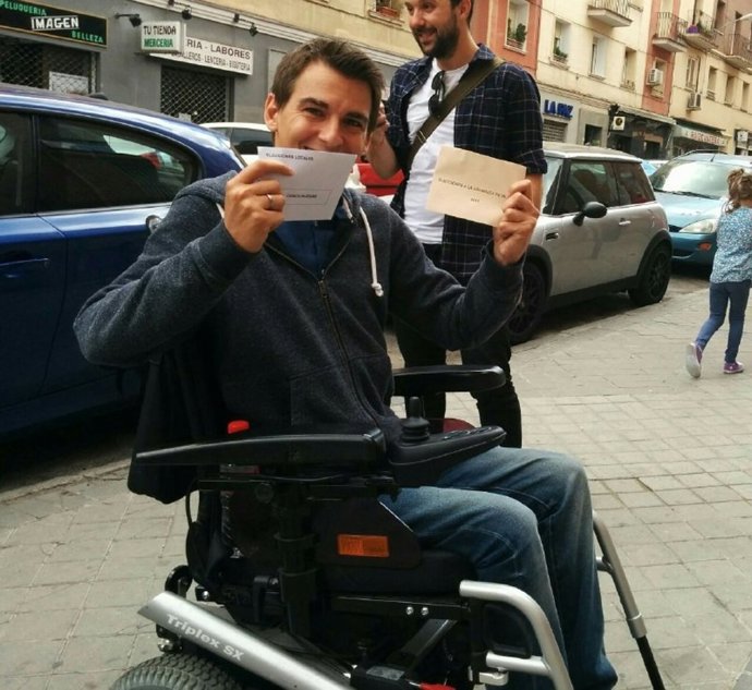 Pablo Soto, votando en la calle