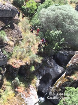 Evacuación de una mujer herida en Pereña de la Ribera