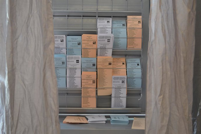 Papeletas en una cabina para votar