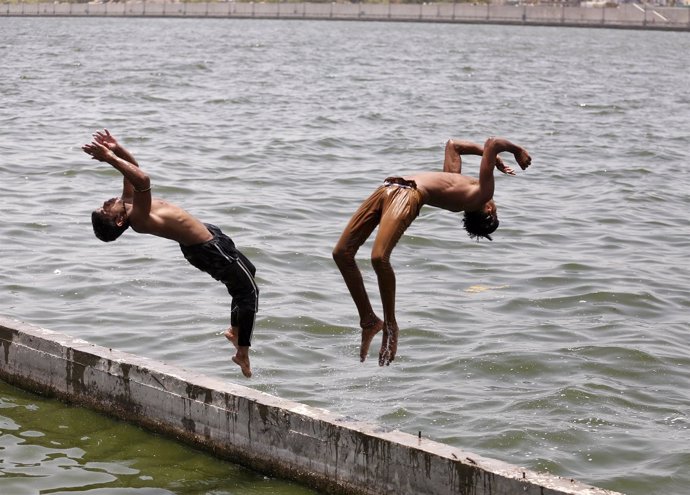 Niños bañándose en el río Sabarmati, en India