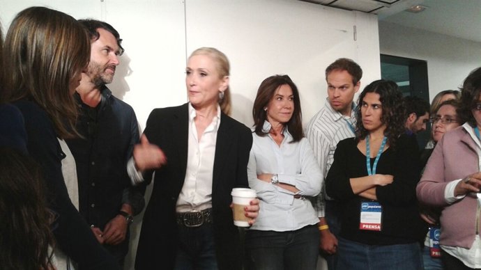 Cifuentes vive la noche electoral en la sede de Génova