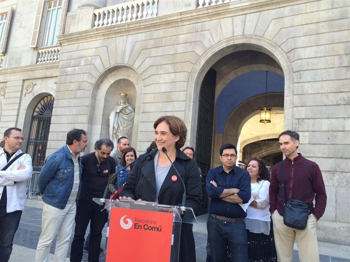 Ada Colau (BComú) con miembros de su candidatura