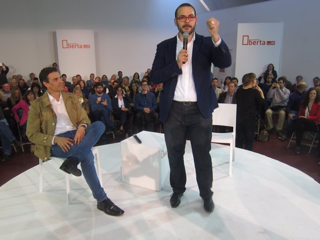 El líder del PSOE, Pedro Sánchez, y el candidato del PSC en Mataró, David Bote.