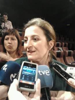 Lola Bañón atiende a los medios para valorar los resultados de Podemos