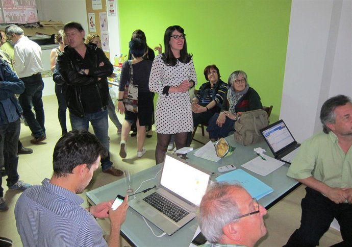 Virginia Carrera siguiendo los resultados electorales