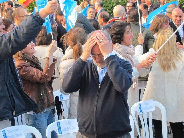 León de la Riva en un mitin