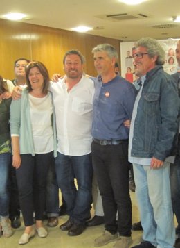 José Luis Soro y Juan Martín (en el centro) tras conocer los resultados electora