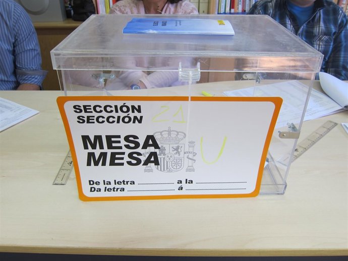 Urna electoral en Santiago de Compostela