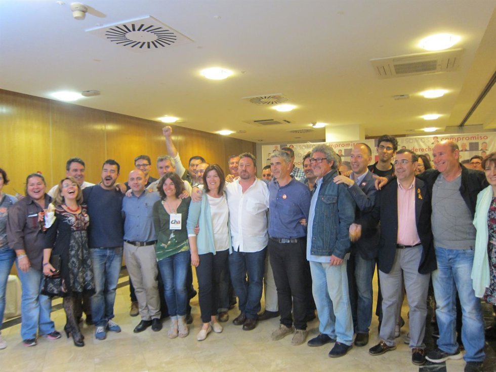 Militantes y simpatizantes de CHA siguen los resultados electorales.
