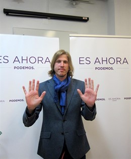 Fernández (Podemos) simboliza con las manos el resultado de las elecciones