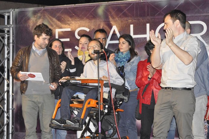 Echenique con candidatos de Podemos tras conocer los resultados electorales.