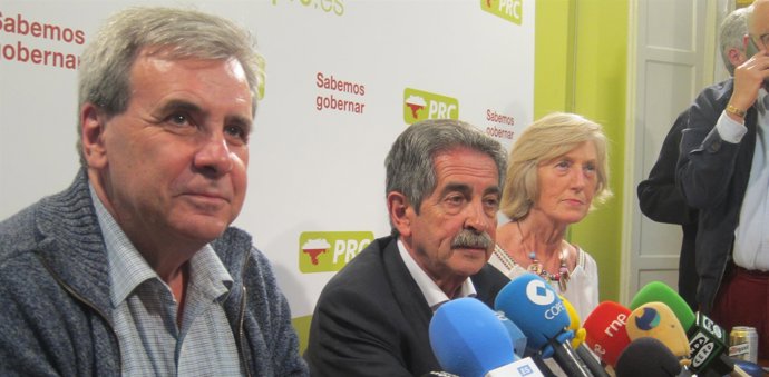 Revilla comparece acompañado de De la Sierra y Lombó