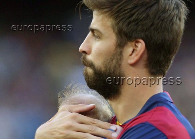 SASHA PISA POR PRIMERA VEZ EL CAMP NOU EN MANOS DE SU PADRE PIQUE 