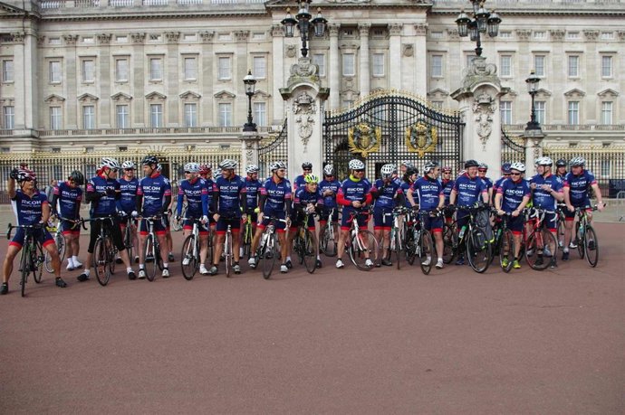 Salida desde Londres de la carrera ciclista 'Imagine Change Challenge' de RICOH