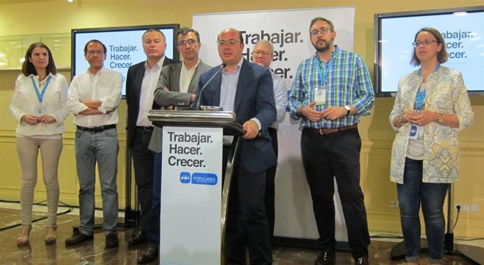 Pedro Antonio Sánchez, con miembros del equipo