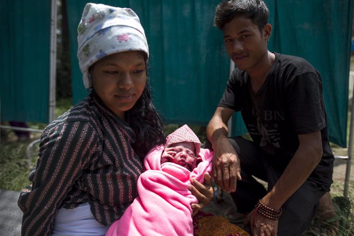 Pareja con un bebé en Nepal