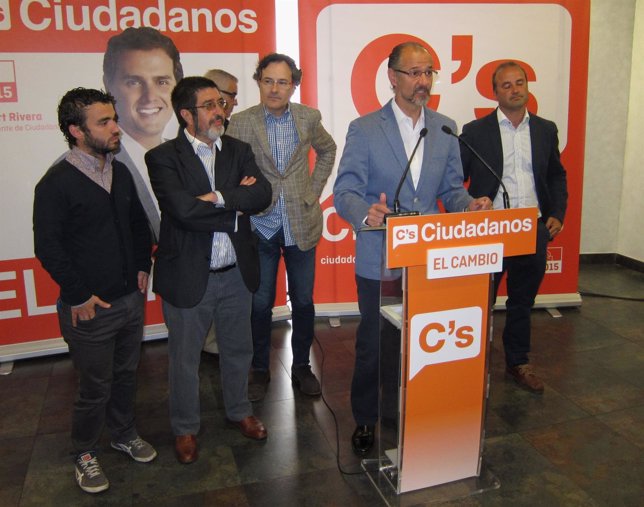 Rueda de prensa de Luis Fuentes con algunos de los procuradores electos
