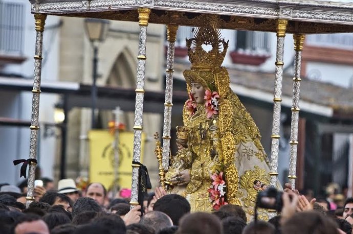 La Virgen del Rocío procesiona por la aldea 2015.