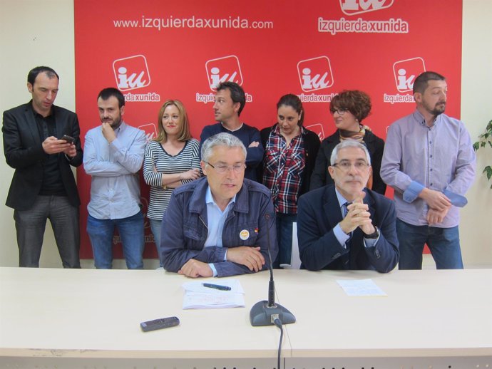 Llamazares y Orviz con los mimebros del comite de campaña de IU en Asturias. 