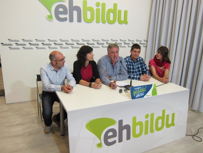 Joseba Asirón, con candidatos de EH Bildu.