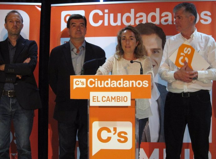 Carolina Punset, de Ciudadanos, entre Fernando Giner (i) y Matías Alonso (d).