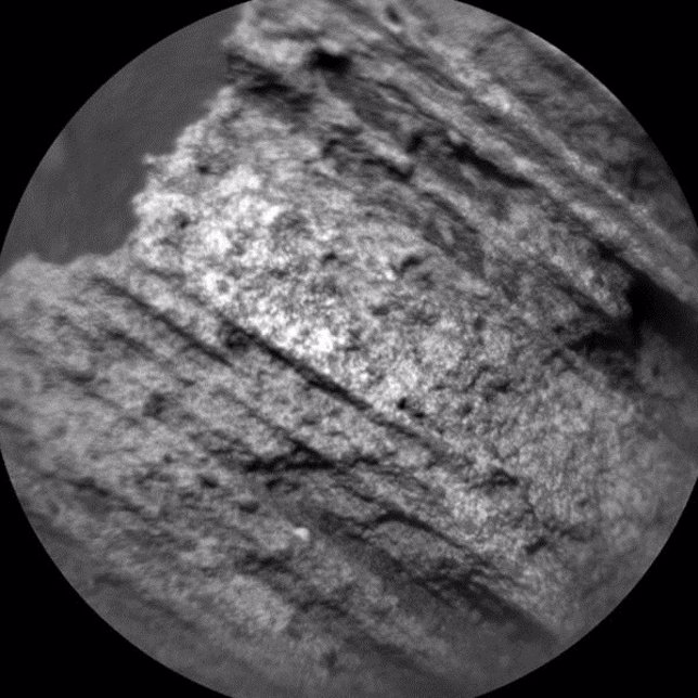 Instrumento ChemCam analizando roca de Marte