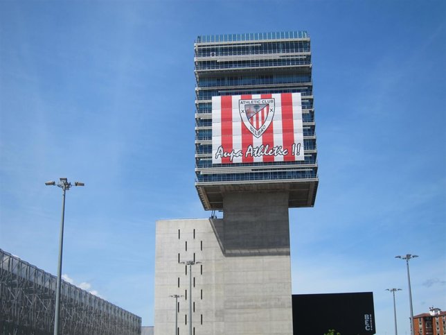 Bandera del Athletic colocada en la torre del BEC