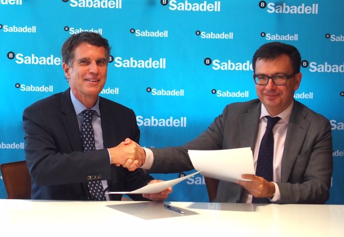 Jaume Guardiola (Banco Sabadell) y  Román Escolano (BEI)