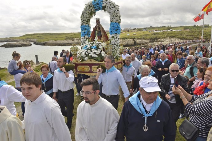 El alcalde de Santander porta a la Virgen del Mar junto con Ignacio Diego 