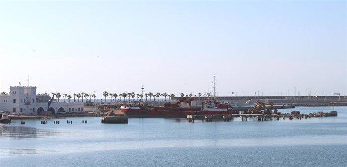 La draga 'Ardenza' trabajando en el puerto de Málaga