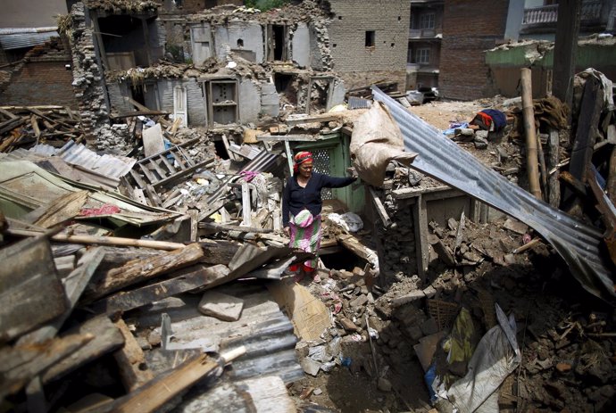 Una mujer entre los escombros tras un terremoto en Nepal.