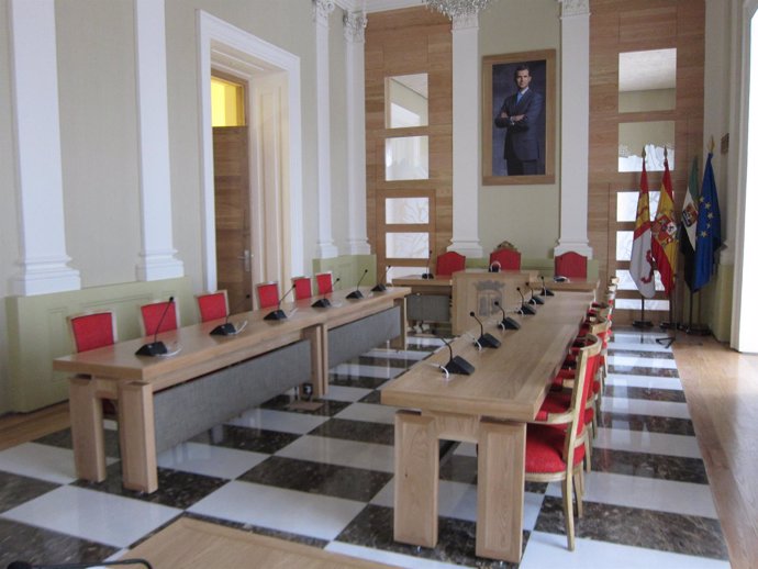 Salón de Plenos del Ayuntamiento de Cáceres donde habrá 19 caras nuevas 