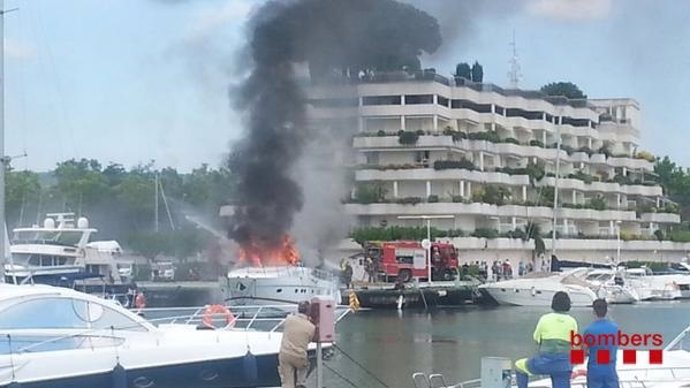 Incendio en un barco en el puerto de Platja d'Aro