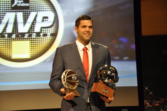Felipe Reyes, con su premio de MVP de la Fase Regular