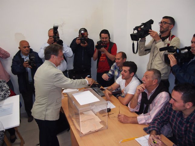 El presidente de Ceuta, Juan Vivas, vota