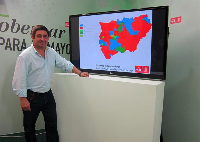 Reyes, ante un mapa de la provincia de Jaén tras las municipales de 2015.