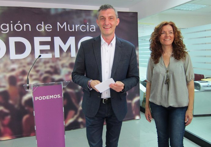 Óscar Urralburu y María Ángeles García Navarro en la sede de Podemos 