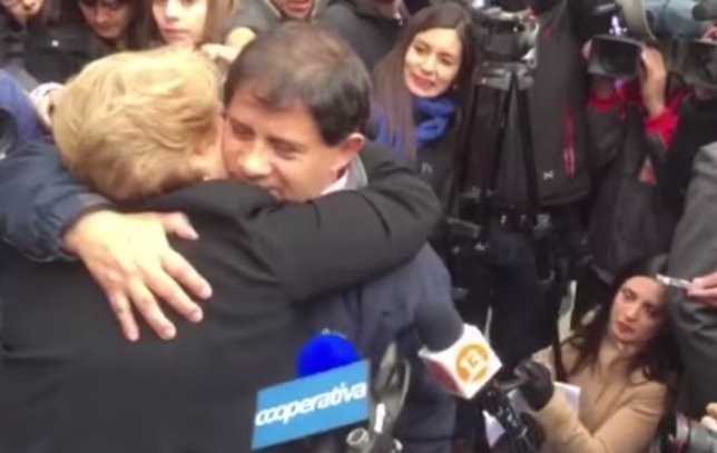 El padre del manifestante abraza Bachelet