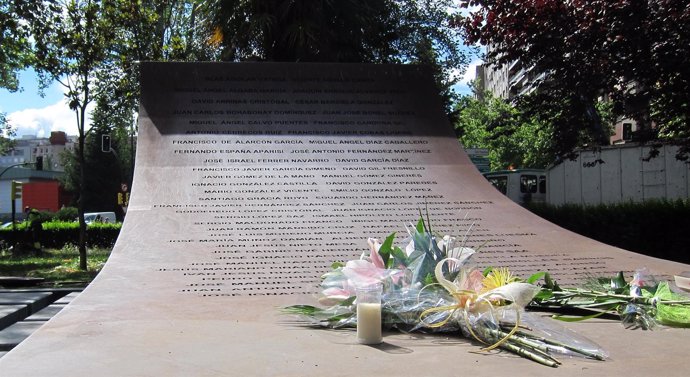 Memorial en Zaragoza de las víctimas del Yakovlev 42