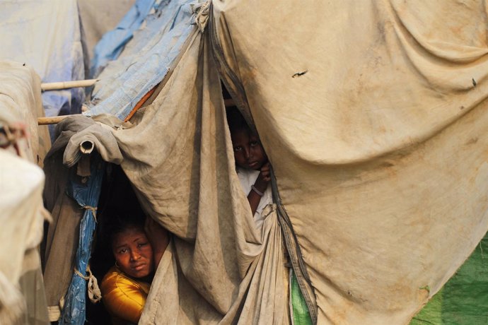 Familia de refugiados de Birmania en un campo de refugiados