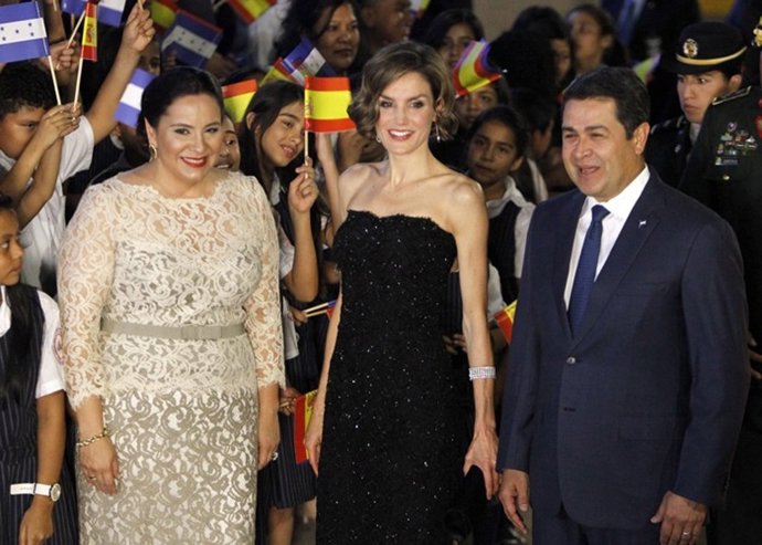 Spain's Queen Letizia (C), Honduras President Juan Orlando Hernandez (R) and hi