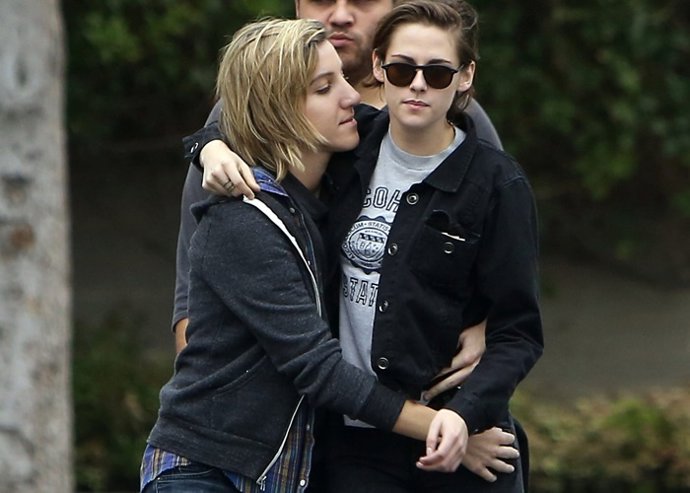 Kristen Stewart y su amiga Alicia Cargile saliendo de un restaurante en el Memor
