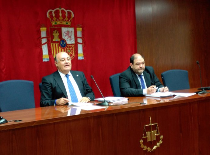 Joaquín Galve, a la izquierda, en la rueda de prensa