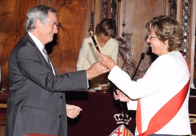 La concejal del PP Gloria Martín entrega la vara de alcalde a Xavier Trias