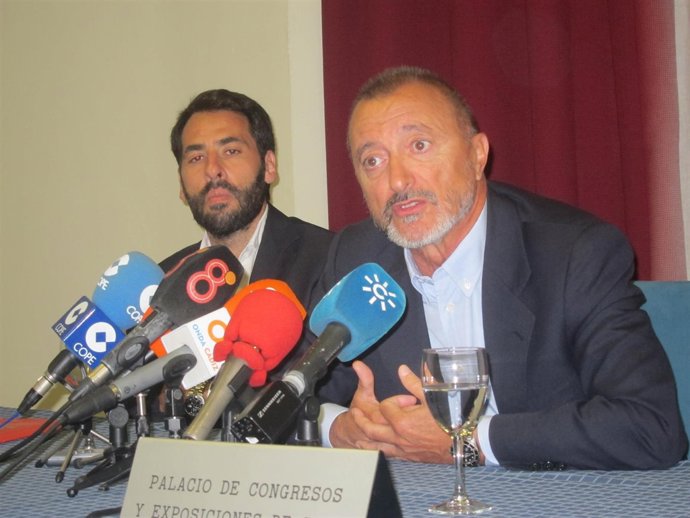 El escritor Arturo Pérez-Reverte, en primer término